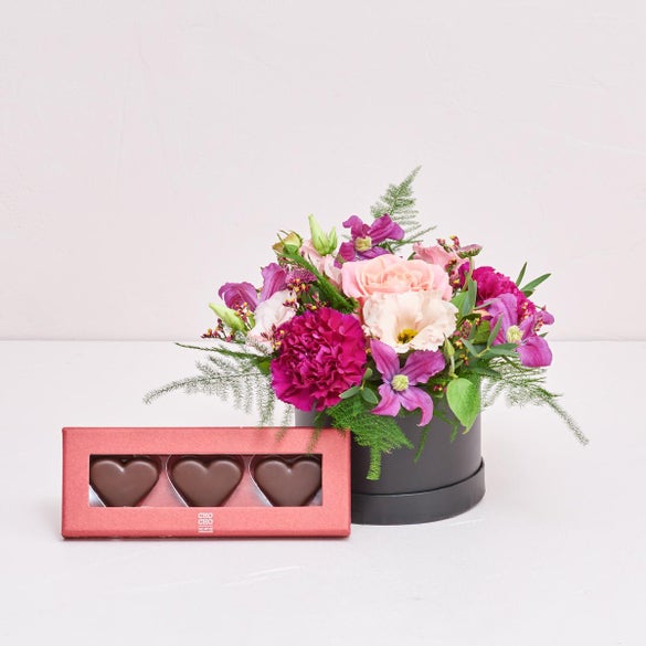 Floristens kreative valg i æske med marcipanhjerter